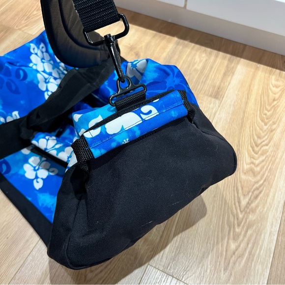 LL BEAN Adventure Duffle Bag Blue Hibiscus Medium 35L Used, Very Good - Picture 6 of 13